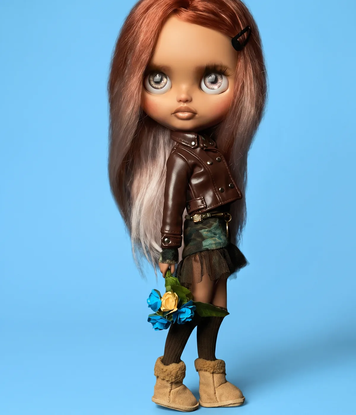 Ama, muñeca de autor con cabello largo y chaqueta marrón