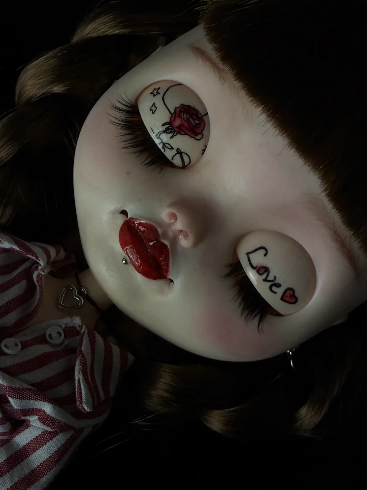 Detalle del maquillaje de ojos cerrados de Betty