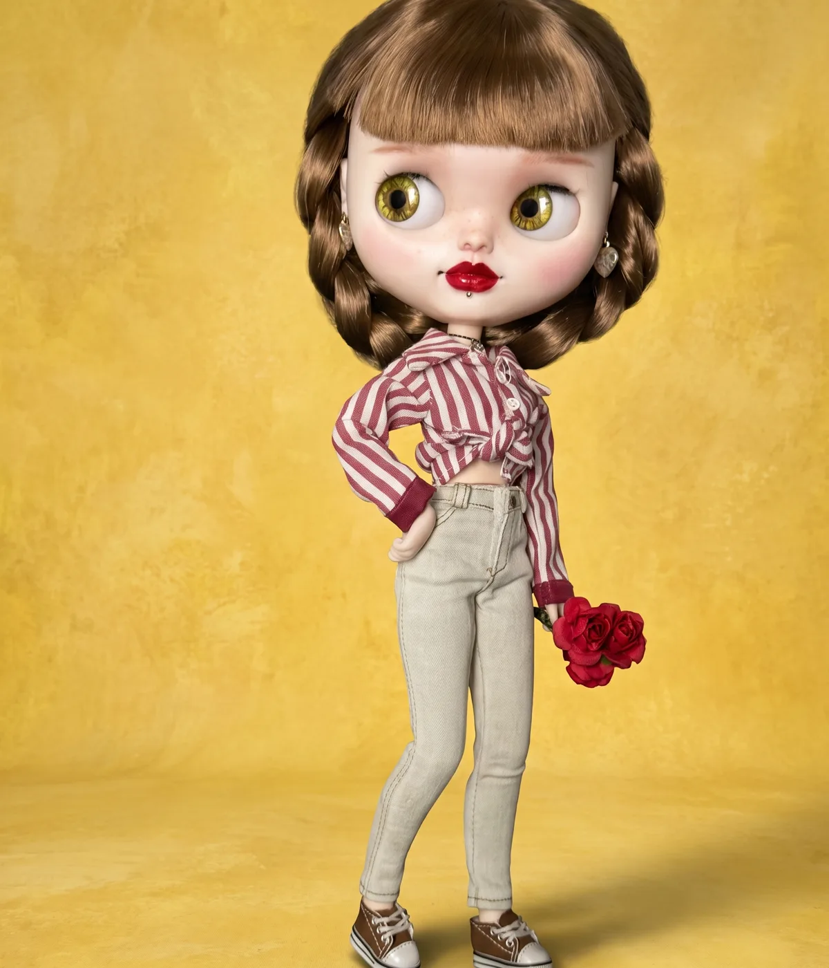 Betty, muñeca de autor con camisa de rayas y pantalón claro