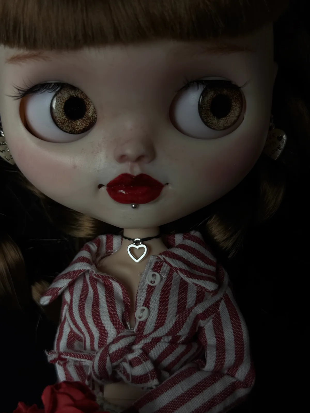 Retrato de Betty con cabello castaño y labios rojos