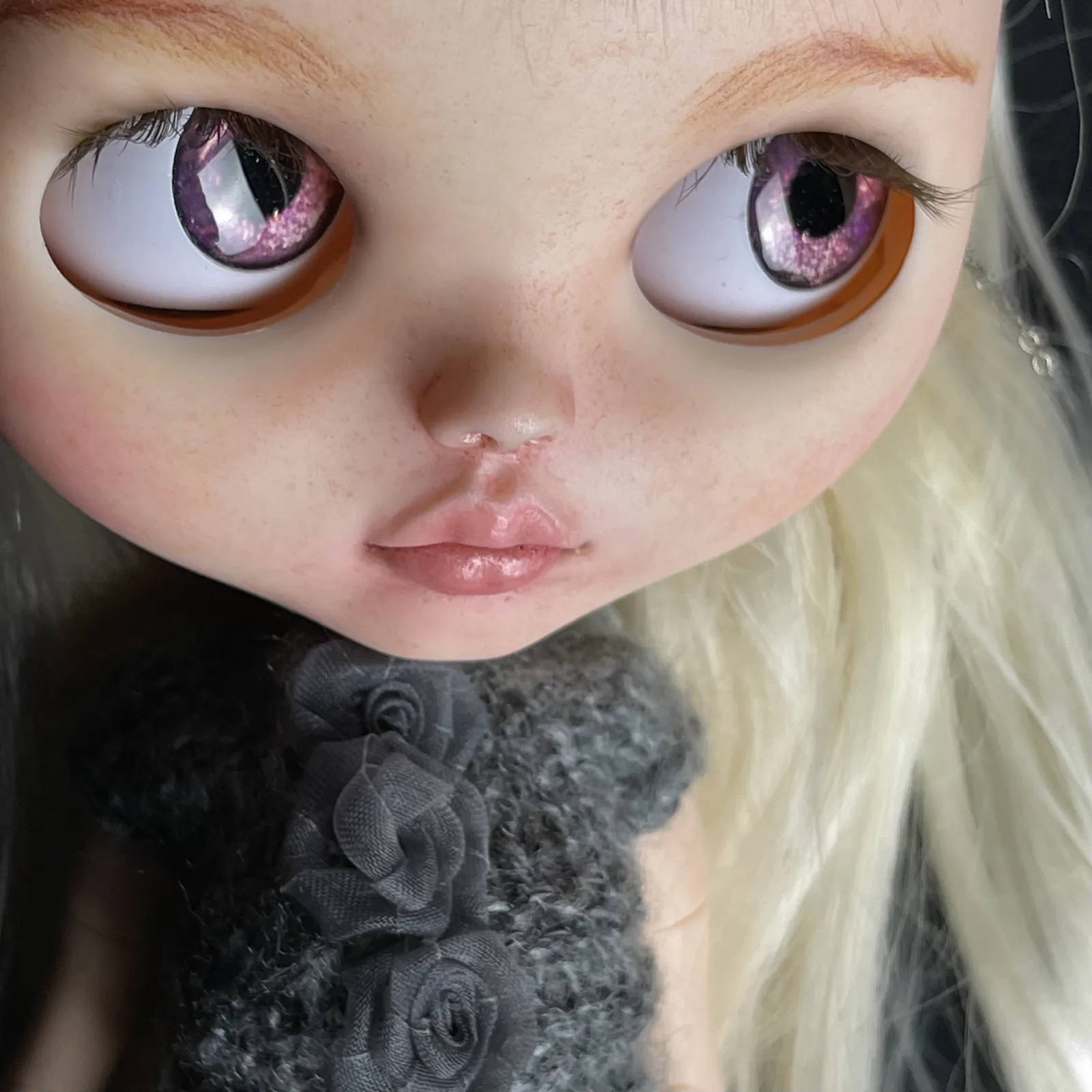 Detalle del rostro, los ojos rosados y el vestido de Elsa