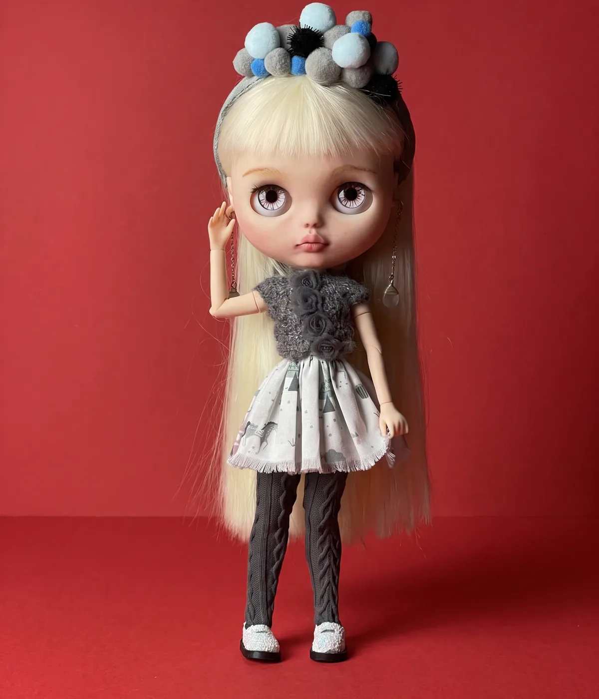 Elsa, muñeca de autor rubia con vestido gris y blanco