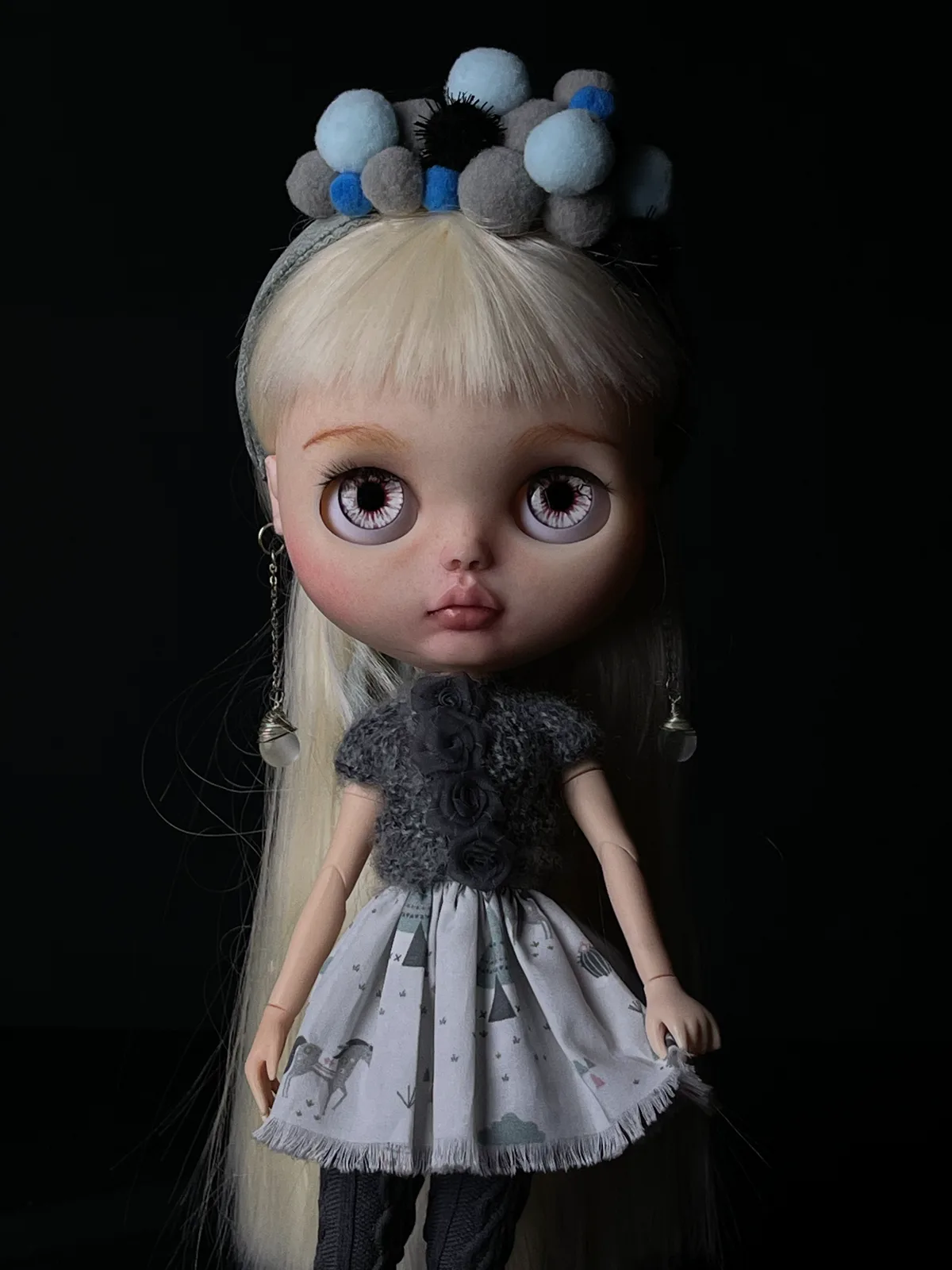 Retrato de Elsa con cabello rubio y adorno azul
