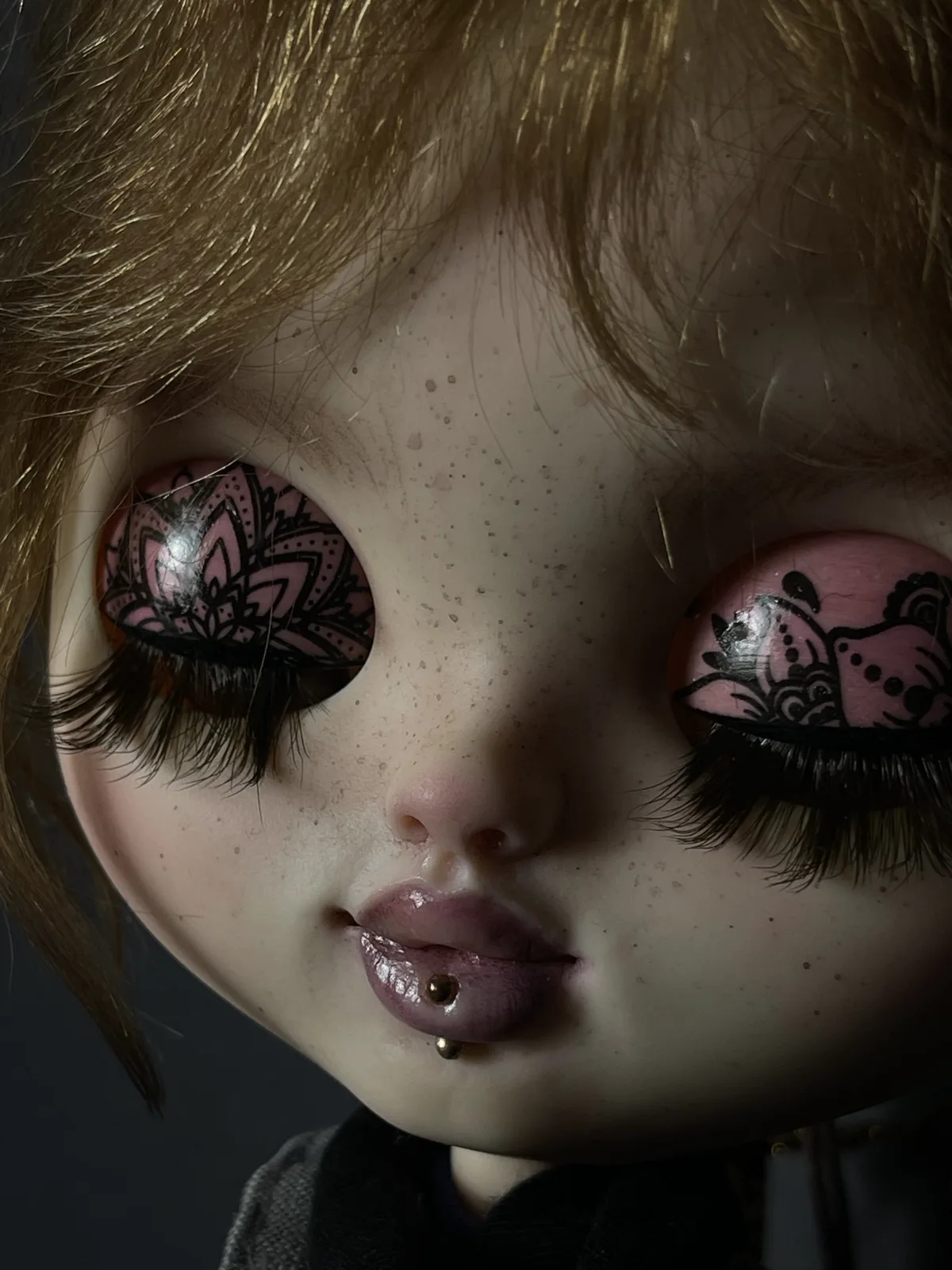 Detalle del maquillaje de ojos cerrados y el rostro de Lia