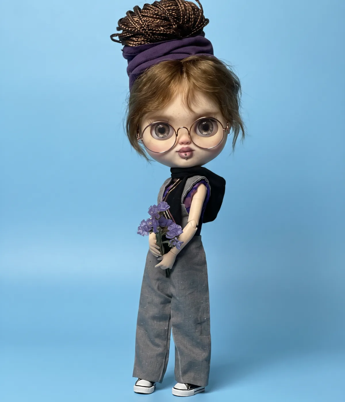 Lia, muñeca de autor con gafas, turbante morado y peto gris