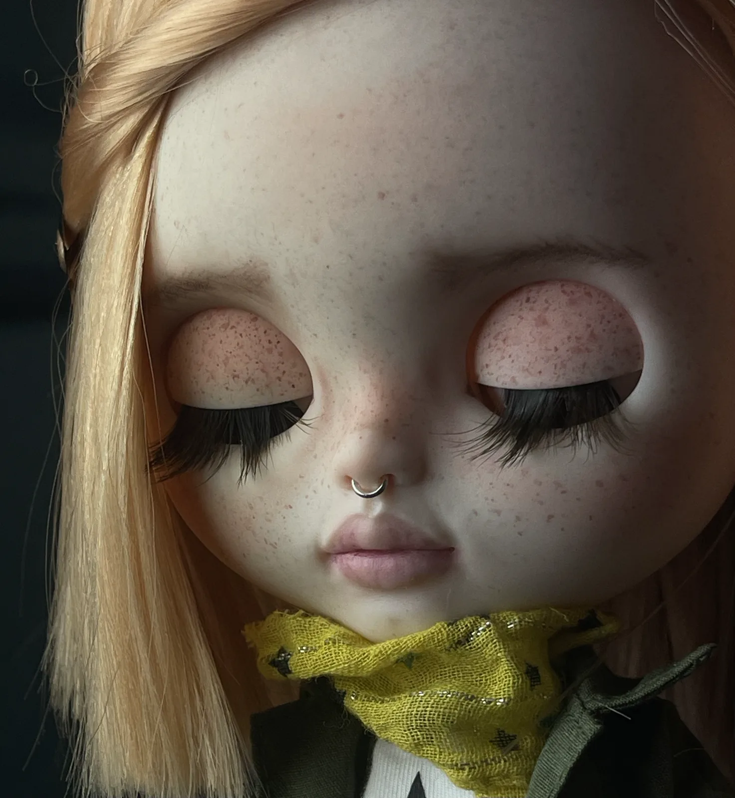 Detalle del maquillaje de ojos cerrados de Moni