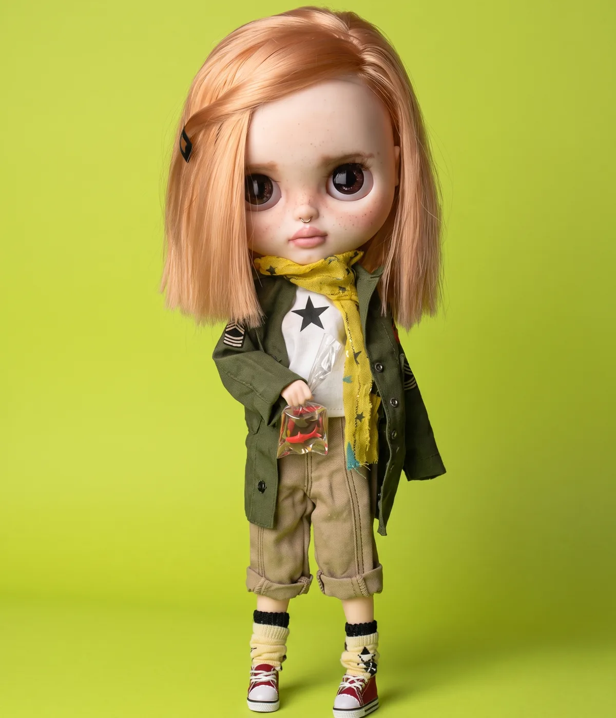 Moni, muñeca de autor con cabello cobrizo, chaqueta verde y pañuelo amarillo