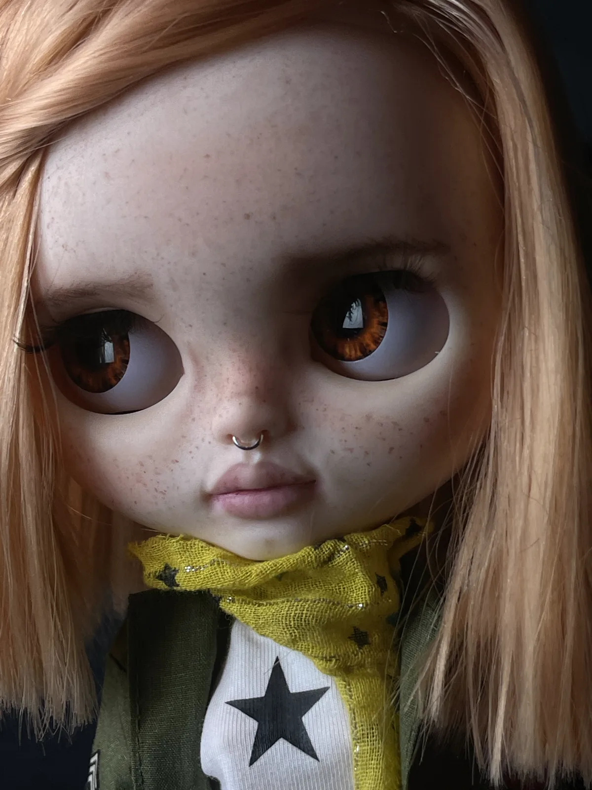 Retrato de Moni con cabello cobrizo y pecas