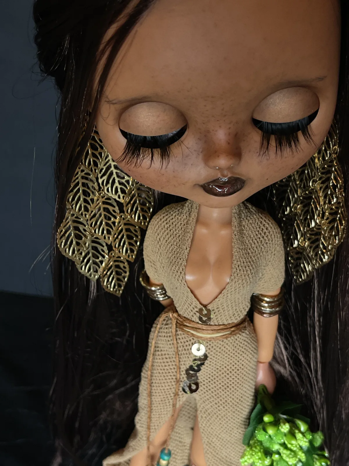 Detalle del maquillaje de ojos cerrados y el vestido de Petra