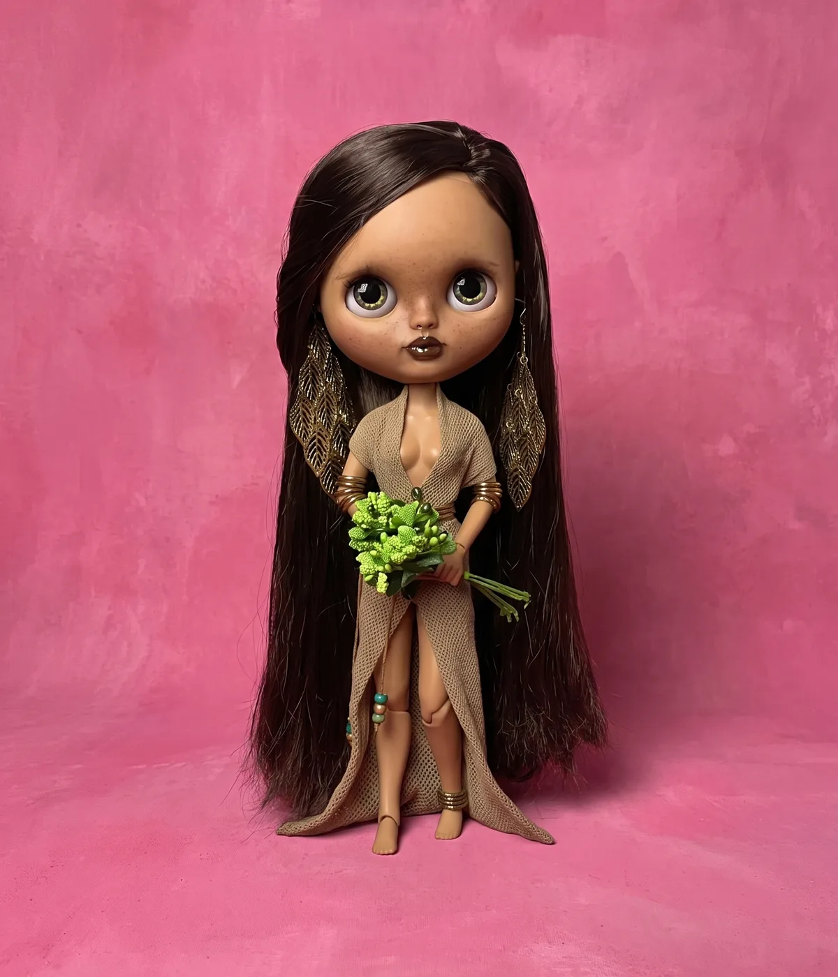 Petra, muñeca de autor de cabello oscuro con vestido beige y flores verdes