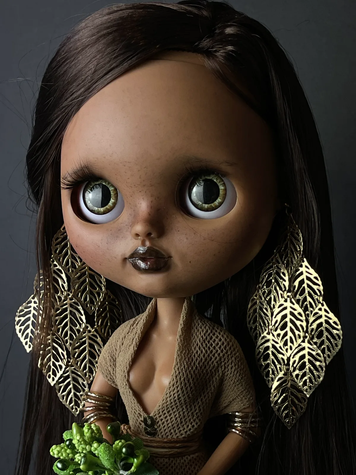 Retrato de Petra con cabello oscuro y pendientes dorados