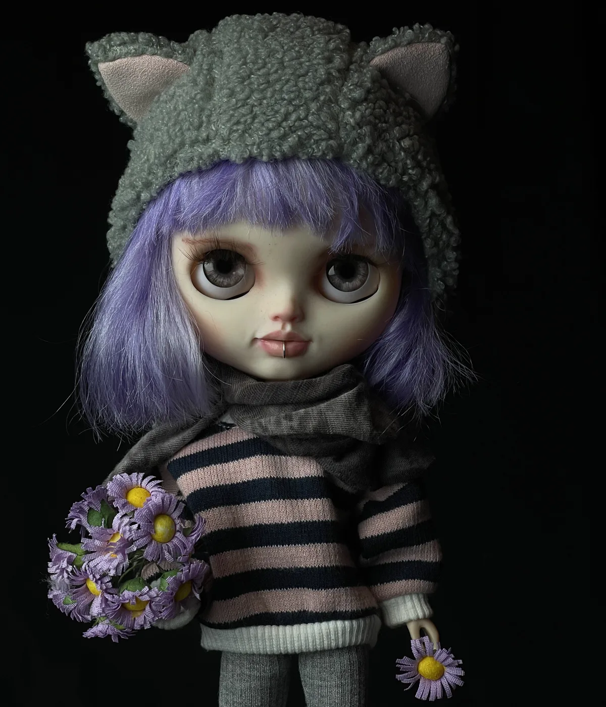 Sia, muñeca de autor de cabello violeta con gorro de orejas y jersey de rayas