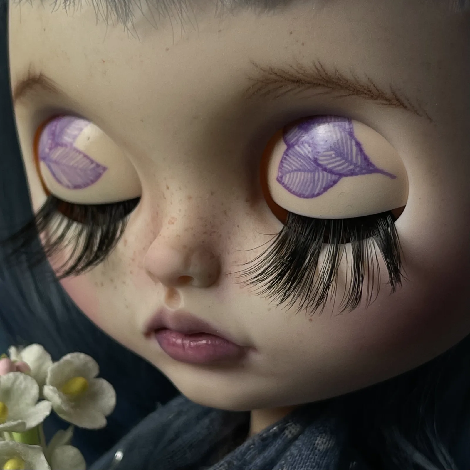 Detalle del maquillaje violeta de ojos cerrados de Tina