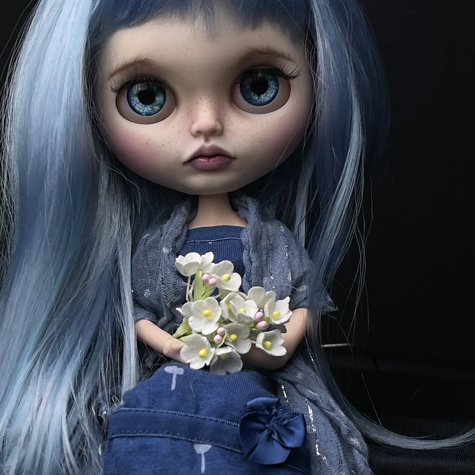 Retrato de Tina con cabello azul y ramo de flores blancas
