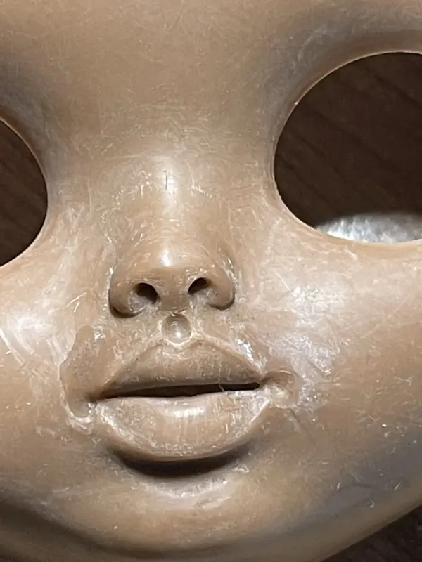 Labios recién tallados en un rostro sin maquillar