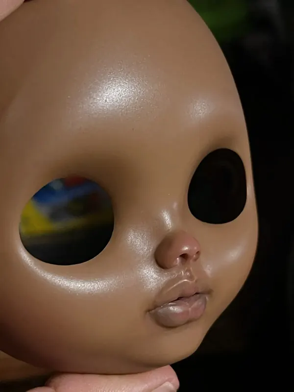 Mecanismo de ojos con iris verdes y pestañas